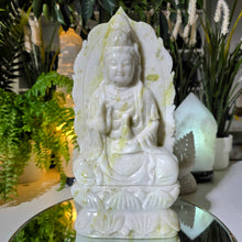 Lade das Bild in den Galerie-Viewer, Guan Yin - Eine Göttin der gütigen Liebe