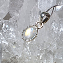 Lade das Bild in den Galerie-Viewer, Kettenanhänger Regenbogen Mondstein Silber