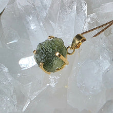 Lade das Bild in den Galerie-Viewer, Kettenanhänger Moldavit Gold