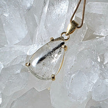 Lade das Bild in den Galerie-Viewer, Kettenanhänger Turmalin mit Bergkristall Gold (stärkster Schutzstein)