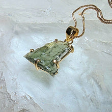 Lade das Bild in den Galerie-Viewer, Kettenanhänger Moldavit Gold