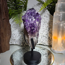 Lade das Bild in den Galerie-Viewer, Elestial Amethyst Cluster Spitze (Kundalini Amethyst) mit Stand