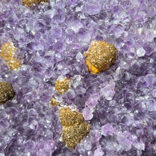Lade das Bild in den Galerie-Viewer, XXL Amethyst Tisch mit Zuckerkristallen