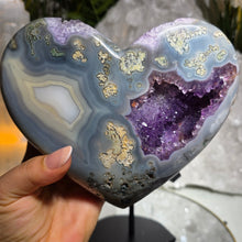 Lade das Bild in den Galerie-Viewer, Großes Amethyst Achat Herz auf Stand
