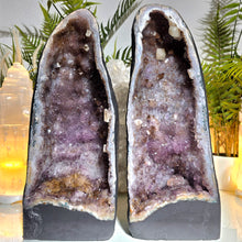 Lade das Bild in den Galerie-Viewer, XL Gold & Lila Rarität Flower Amethyst Kathedralen Paar mit Calcit