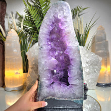 Lade das Bild in den Galerie-Viewer, Große Amethyst Kathedrale poliert
