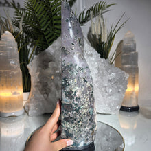 Lade das Bild in den Galerie-Viewer, Große Amethyst Kathedrale poliert