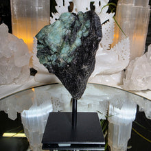 Lade das Bild in den Galerie-Viewer, Smaragd Rohstein mit Matrix auf Stand