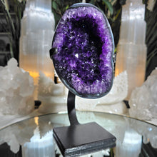 Lade das Bild in den Galerie-Viewer, High Quality Amethyst Cluster mit Achat auf Stand
