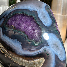 Lade das Bild in den Galerie-Viewer, High Quality Amethyst Cluster mit Achat auf Stand