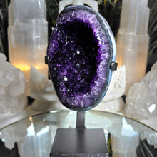 Lade das Bild in den Galerie-Viewer, High Quality Amethyst Cluster mit Achat auf Stand