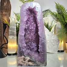 Lade das Bild in den Galerie-Viewer, XL Amethyst Kathedrale mit Pink Amethyst poliert