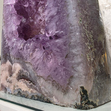 Lade das Bild in den Galerie-Viewer, XL Amethyst Kathedrale mit Pink Amethyst poliert