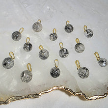 Lade das Bild in den Galerie-Viewer, Kettenanhänger Turmalin Bergkristall Gold Variation (stärkster Schutzstein)