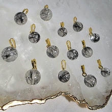 Lade das Bild in den Galerie-Viewer, Kettenanhänger Turmalin Bergkristall Gold Variation (stärkster Schutzstein)
