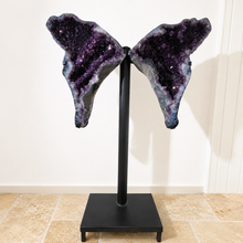 Lade das Bild in den Galerie-Viewer, XXL Amethyst Flügel Paar auf Stand