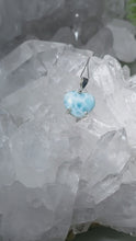Laden und Abspielen von Videos im Galerie-Viewer, High Quality Kettenanhänger Larimar Herz Silber