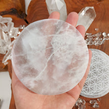 Lade das Bild in den Galerie-Viewer, Runde Selenit Aufladeplatte Graviert (Diverse Variationen)
