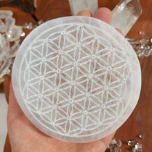 Lade das Bild in den Galerie-Viewer, Runde Selenit Aufladeplatte Graviert (Diverse Variationen)