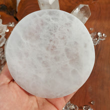 Lade das Bild in den Galerie-Viewer, Runde Selenit Aufladeplatte Graviert (Diverse Variationen)