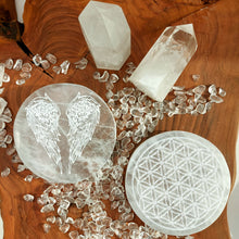 Lade das Bild in den Galerie-Viewer, Runde Selenit Aufladeplatte Graviert (Diverse Variationen)