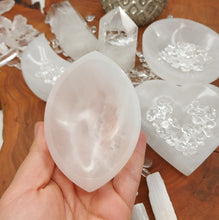 Lade das Bild in den Galerie-Viewer, Selenit Schalen zum Aufladen (Diverse Variationen)