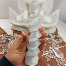 Lade das Bild in den Galerie-Viewer, Selenit Spirale Turm