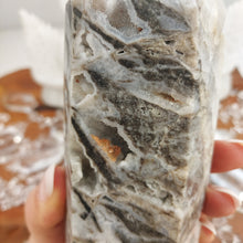 Lade das Bild in den Galerie-Viewer, XL Sphalerit Obelisk mit Druzy