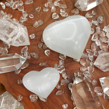 Lade das Bild in den Galerie-Viewer, Selenit Herz Variation