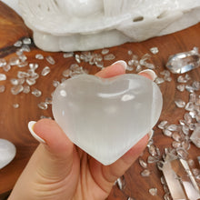 Lade das Bild in den Galerie-Viewer, Selenit Herz Variation