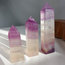 Lade das Bild in den Galerie-Viewer, Pink Fluorit Obelisk Variation