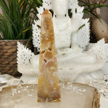 Lade das Bild in den Galerie-Viewer, XL Ocker farbener High Quality Pink Amethyst Obelisk mit vielen Druzys & kugelförmigen Auskristallisierungen