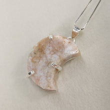 Lade das Bild in den Galerie-Viewer, Kettenanhänger Pink Amethyst Mond