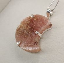 Lade das Bild in den Galerie-Viewer, Kettenanhänger Pink Amethyst Mond