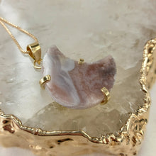 Lade das Bild in den Galerie-Viewer, Kettenanhänger Pink Amethyst Mond Gold