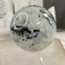 Lade das Bild in den Galerie-Viewer, XL Regenbogen Mondstein Kugel