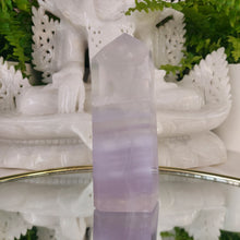 Lade das Bild in den Galerie-Viewer, Lavendel (Fluorit) Obelisk
