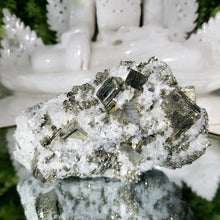 Lade das Bild in den Galerie-Viewer, Pyrit Cluster mit Quarz Kristallen
