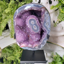 Lade das Bild in den Galerie-Viewer, Achat Amethyst mit Stalaktitauge auf Stand
