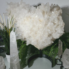 Lade das Bild in den Galerie-Viewer, XXXL Bergkristall Cluster mit klaren Kristallen auf Stand
