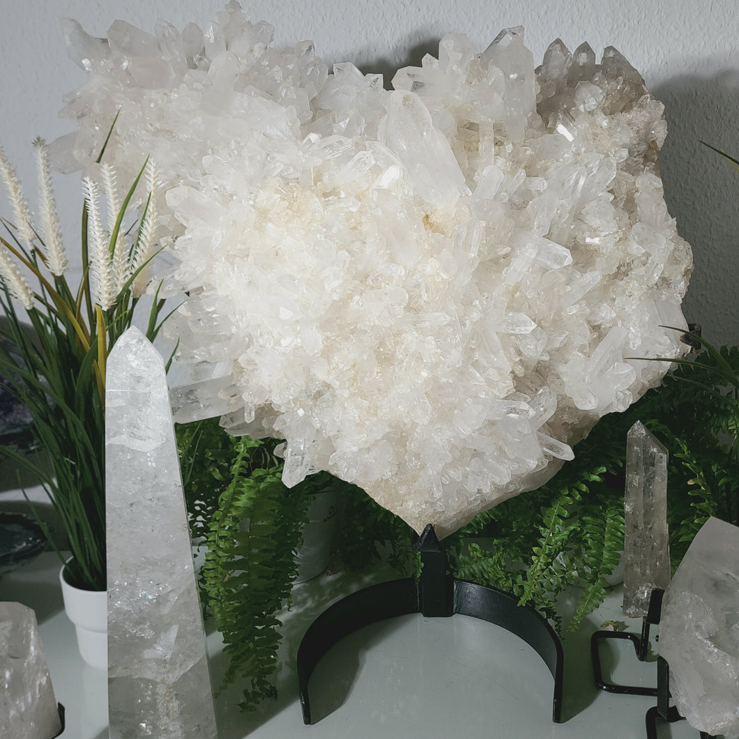XXXL Bergkristall Cluster mit klaren Kristallen auf Stand