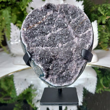 Lade das Bild in den Galerie-Viewer, Druzy Cluster (grau) auf Stand
