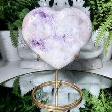 Lade das Bild in den Galerie-Viewer, Pink Amethyst mit Amethyst Herz auf Stand
