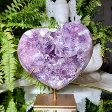 Lade das Bild in den Galerie-Viewer, Pink Amethyst mit Amethyst Herz auf Stand
