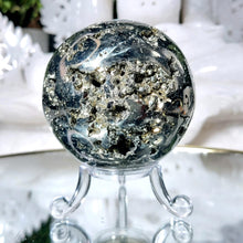 Lade das Bild in den Galerie-Viewer, Pyrit Kugel mit Stand
