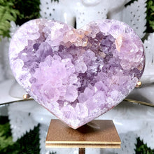 Lade das Bild in den Galerie-Viewer, Pink Amethyst Herz auf Stand
