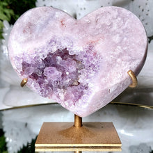 Lade das Bild in den Galerie-Viewer, Pink Amethyst Herz auf Stand
