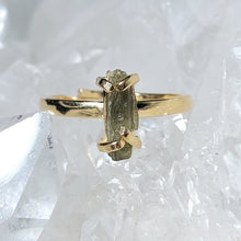 Lade das Bild in den Galerie-Viewer, Ring Moldavit Gold (Ringgr. 54-56)
