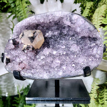 Lade das Bild in den Galerie-Viewer, Amethyst Cluster mit Calcit und Hämatit
