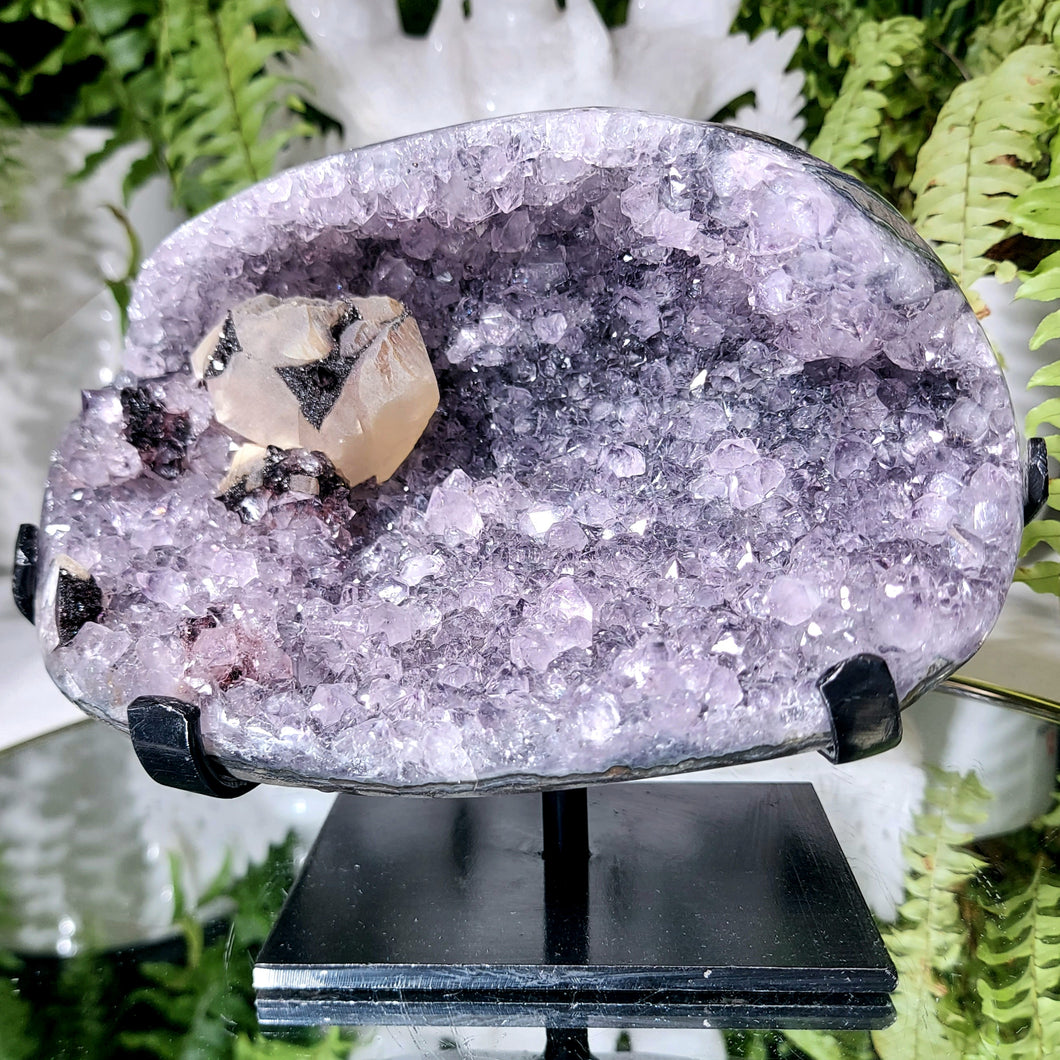 Amethyst Cluster mit Calcit und Hämatit